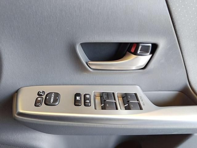 TOYOTA PRIUS ALPHA 2013 Image 31