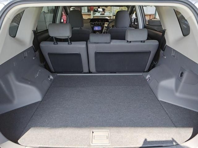 TOYOTA PRIUS ALPHA 2013 Image 31