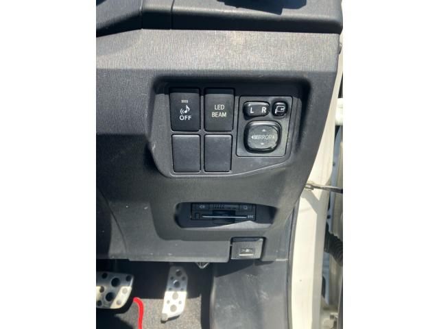 TOYOTA PRIUS 2012 Image 31