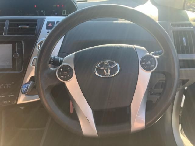 TOYOTA PRIUS ALPHA 2013 Image 31