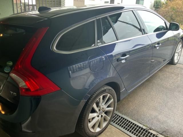 VOLVO V60 2015 Image 31