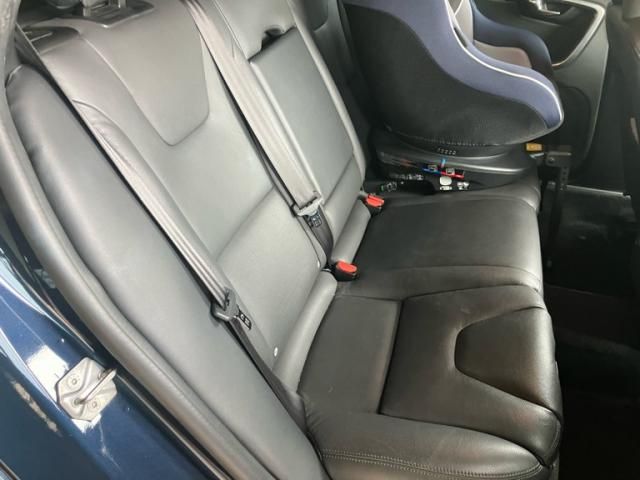 VOLVO V60 2015 Image 31