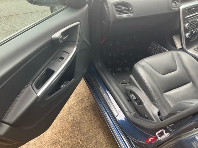 VOLVO V60 2015 Image 31