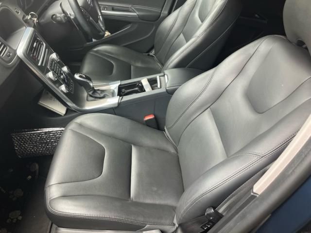 VOLVO V60 2015 Image 31