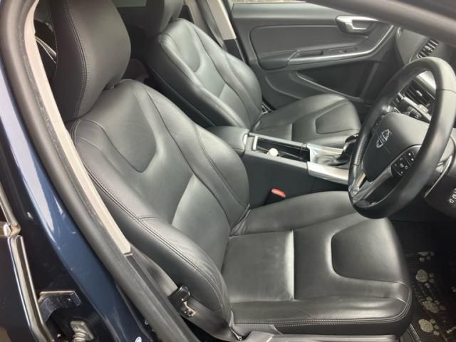 VOLVO V60 2015 Image 31