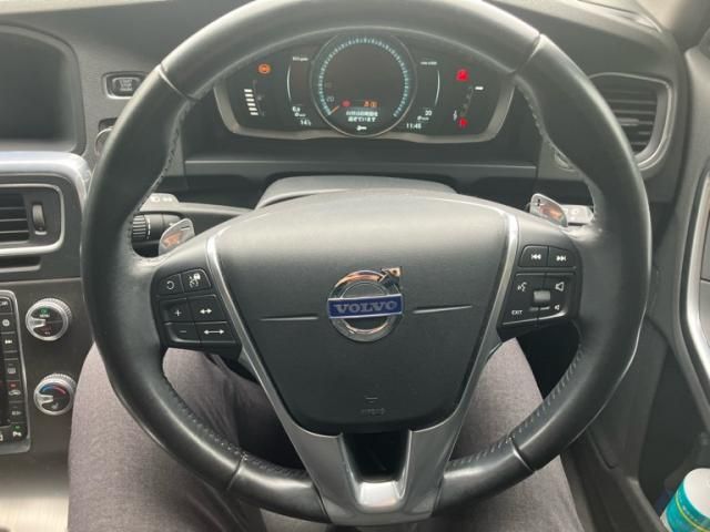 VOLVO V60 2015 Image 31