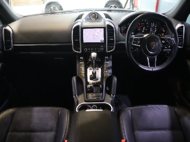 PORSCHE CAYENNE 2016 Image 31