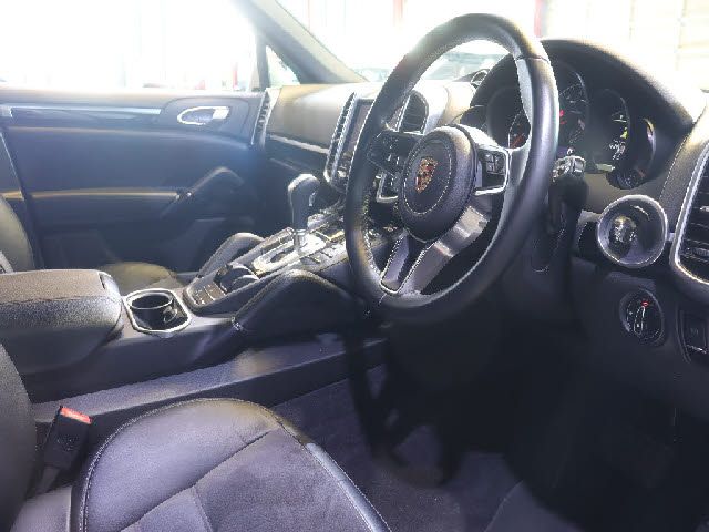 PORSCHE CAYENNE 2016 Image 31