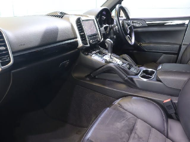 PORSCHE CAYENNE 2016 Image 31