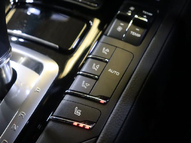 PORSCHE CAYENNE 2016 Image 31