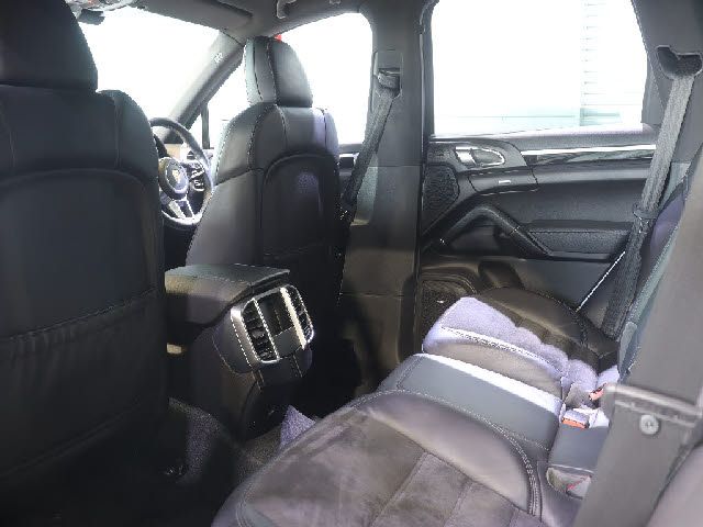 PORSCHE CAYENNE 2016 Image 31