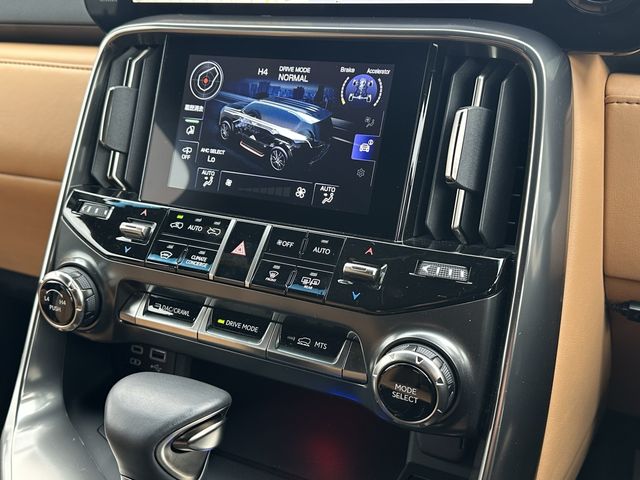 TOYOTA LEXUS LX600 2023 Image 31