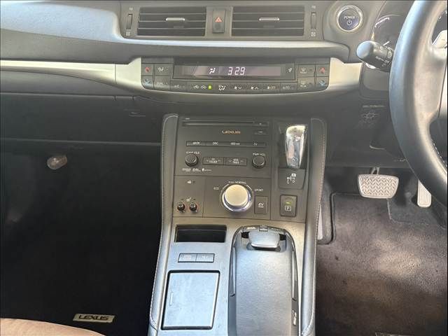 TOYOTA LEXUS CT200H 2011 Image 31