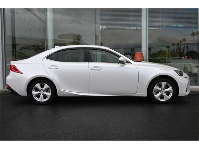TOYOTA LEXUS IS300H 2019 Image 31