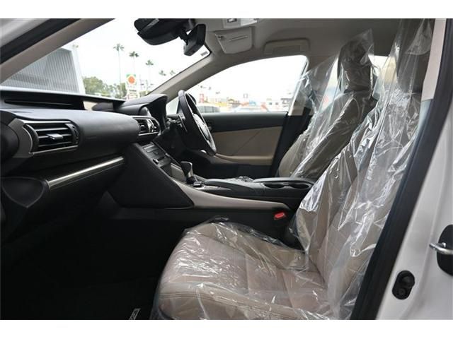 TOYOTA LEXUS IS300H 2019 Image 31