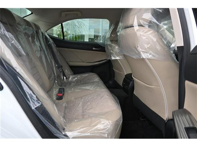 TOYOTA LEXUS IS300H 2019 Image 31