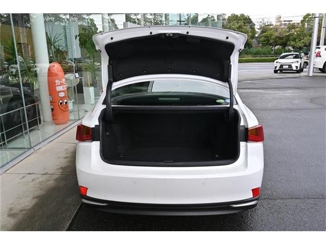 TOYOTA LEXUS IS300H 2019 Image 31