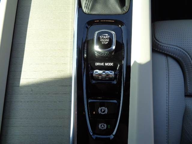 VOLVO V60 2018 Image 31