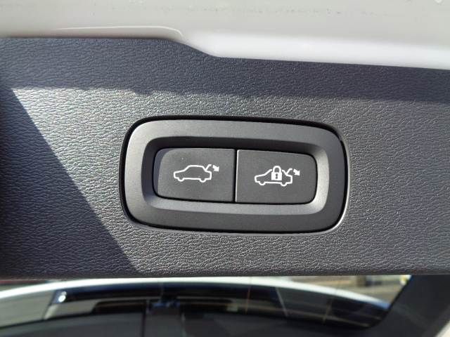 VOLVO V60 2018 Image 31