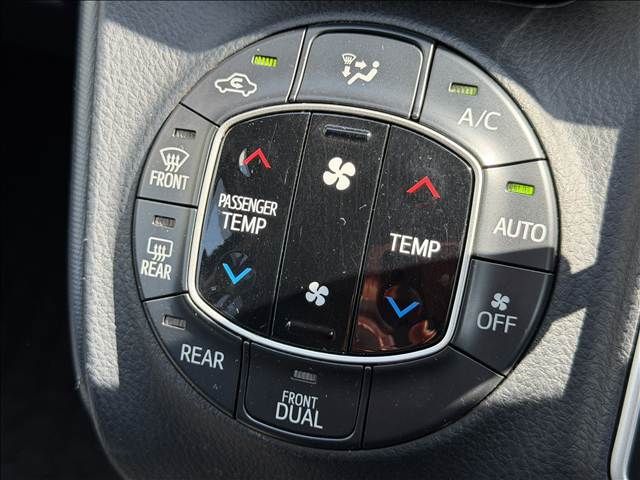 TOYOTA VOXY 2015 Image 31