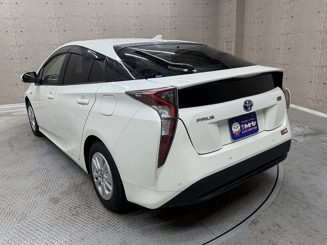 TOYOTA PRIUS 2018 Image 31