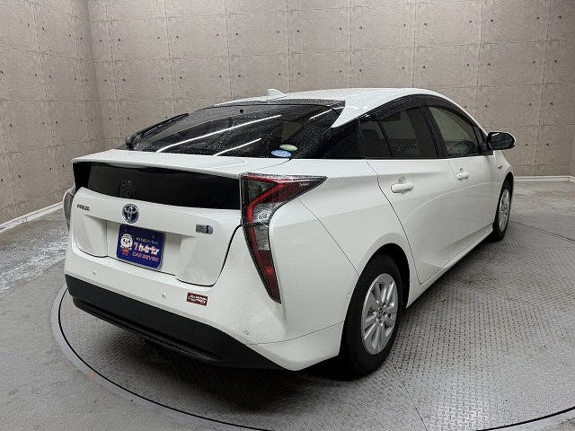 TOYOTA PRIUS 2018 Image 31