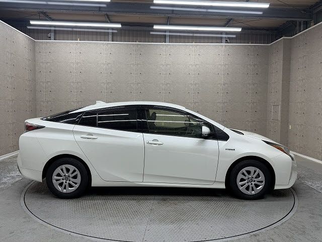 TOYOTA PRIUS 2018 Image 31