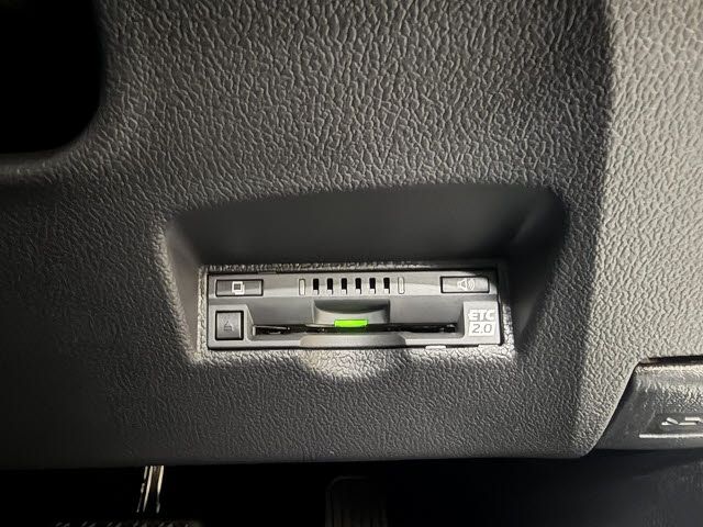 TOYOTA PRIUS 2018 Image 31