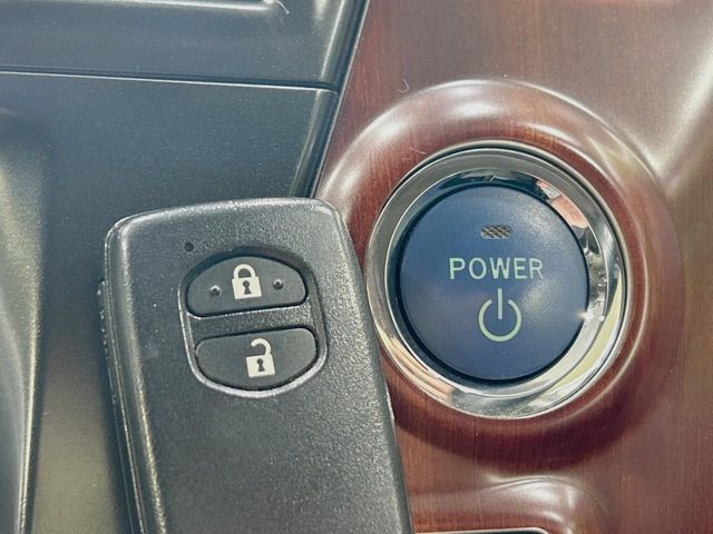 TOYOTA PRIUS ALPHA 2013 Image 31