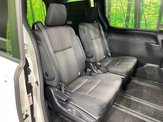 TOYOTA VOXY 2017 Image 31