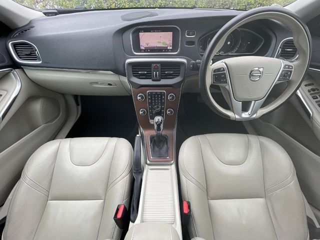 VOLVO V40 2018 Image 31