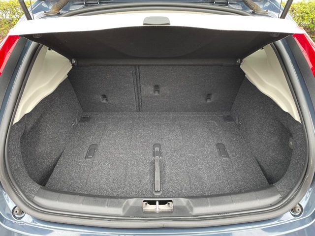 VOLVO V40 2018 Image 31