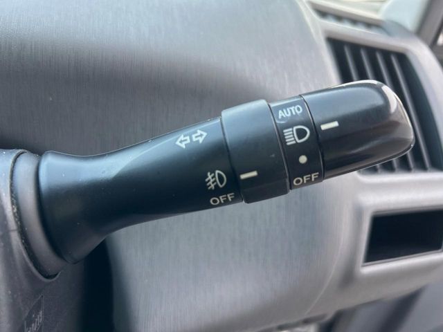 TOYOTA PRIUS ALPHA 2011 Image 31