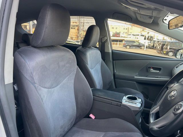 TOYOTA PRIUS ALPHA 2011 Image 31