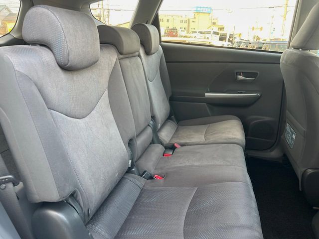 TOYOTA PRIUS ALPHA 2011 Image 31