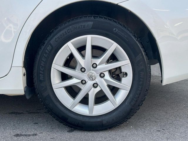 TOYOTA PRIUS ALPHA 2011 Image 31