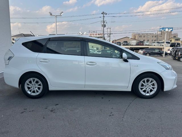 TOYOTA PRIUS ALPHA 2011 Image 31