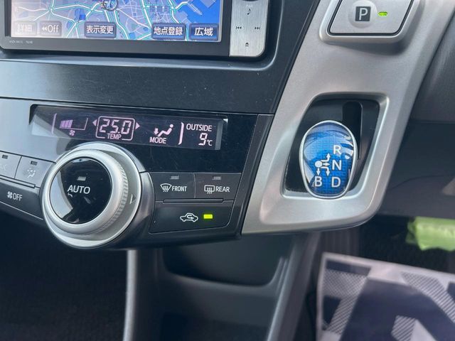 TOYOTA PRIUS ALPHA 2011 Image 31