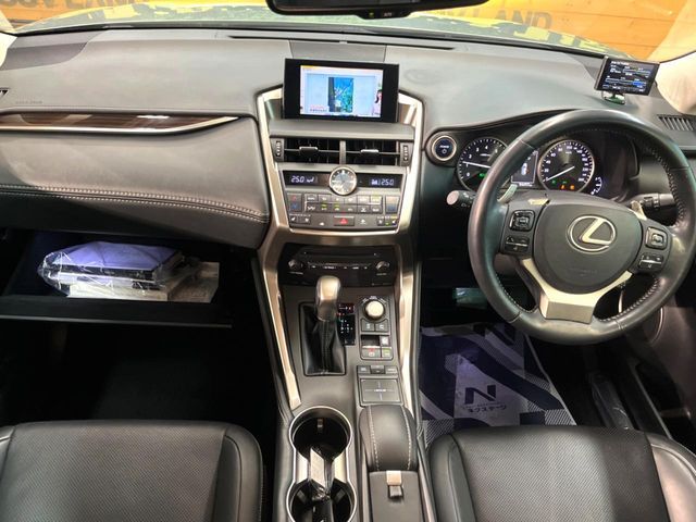 TOYOTA LEXUS NX300H 2014 Image 31