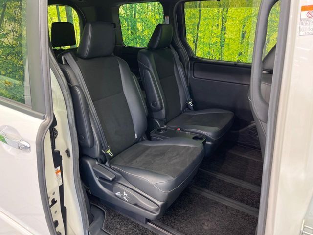 TOYOTA NOAH HYBRID 2018 Image 31