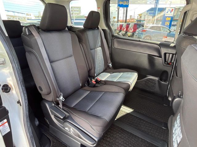 TOYOTA VOXY 2014 Image 31