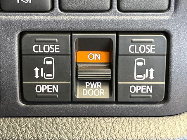 TOYOTA VOXY 2017 Image 31