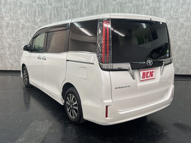 TOYOTA ESQUIRE 2018 Image 31