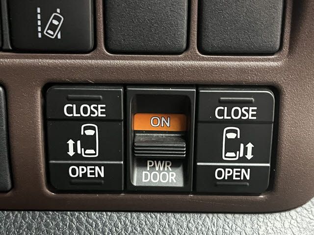 TOYOTA ESQUIRE 2018 Image 31