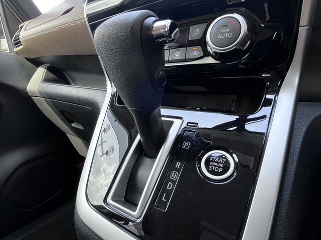 NISSAN SERENA  S-HYBRID 2017 Image 31