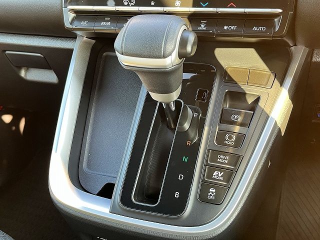 TOYOTA VOXY HYBRID 2023 Image 31