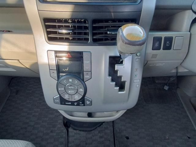 TOYOTA NOAH 2007 Image 31