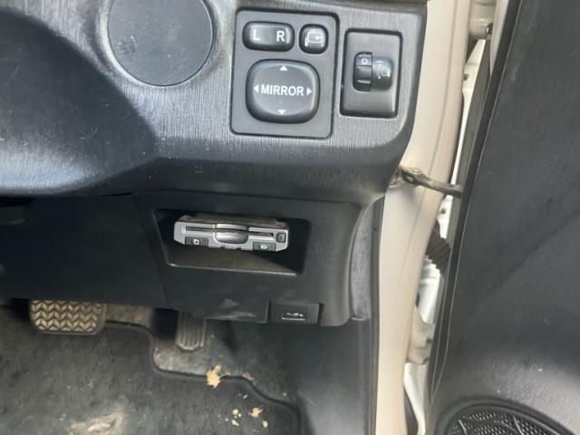 TOYOTA VITZ 2012 Image 31