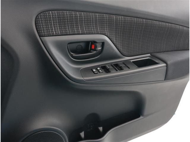 TOYOTA VITZ 2017 Image 31