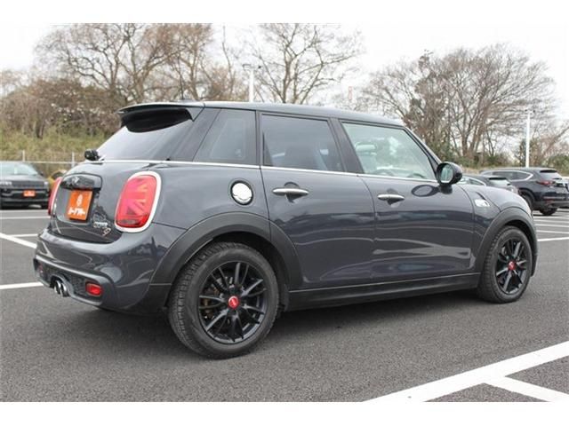 BMW MINI COOPER SD 5 2018 Image 31